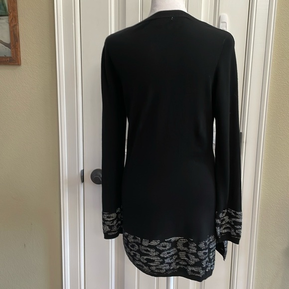 🩶ADRIENNE VITTADINI black with metallic print trim tunic sweater. S - Picture 2 of 9